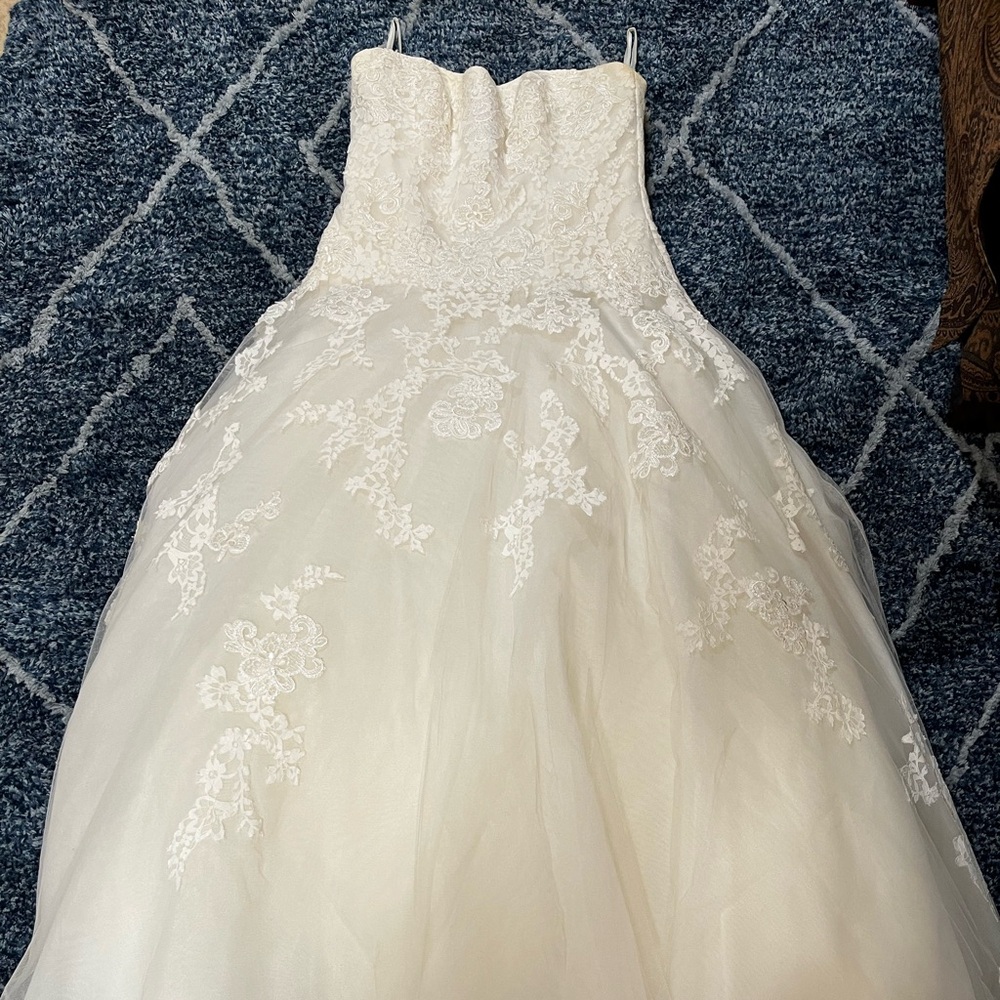 Wedding dress by the designer ENZOANI